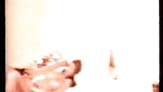 Pohotna perverzna kurva Samantha Grace sa zalijepljenim ustima i licem prekrivenim satenskim ljubičastim gaćicama stavlja svoje vrećasto tijelo zavijeno za drveni stup u seks klipu Top Grla koji uključuje BDSM.