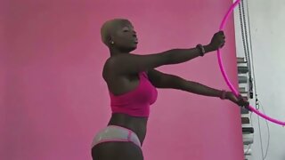 Proždrljiva latino djevojka izvodi jedinstvenu masturbaciju solo. Ona se potpuno gola pokazujući svoje lude obline i bocka svoju sočnu macu ružičastim sladoledom.