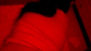 Wank It Now stranica izvodi super vrući video za drkanje s mladom sekretaricom u crnim čarapama Lucy Lauren. Ona širi seksi duge noge širom otvorene i igra se sa svojom šarmantnom macom kao niko do sada.