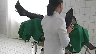 Ružni i bucmasti Japanac vadi kitu za seksi ribu Renu Kouzaki. Ona ga zadirkuje trljajući njegov kurac preko svojih sisa i sitnih bradavica.