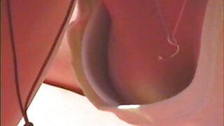 Proždrljiva brineta ovisna o spermi ima jak apetit za seksom. Ova prokleta zgodna drolja s velikim sisama uživa u tome da joj liže mokru pičku nakon što je posisala krut kurac za ukusnu gnjecavu spermu.